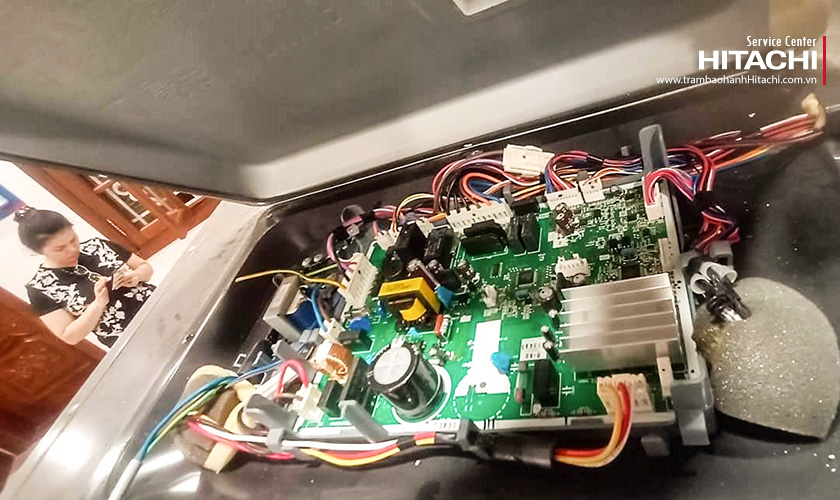 Xử lý lỗi F1 05 trên bo mạch tủ lạnh Hitachi
