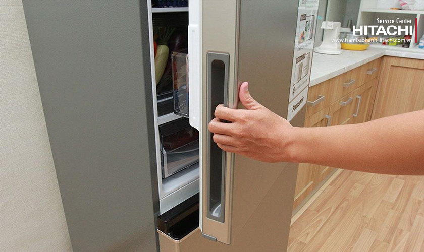 Dấu hiệu nhận biết tủ lạnh Hitachi bị đọng nước cánh cửa