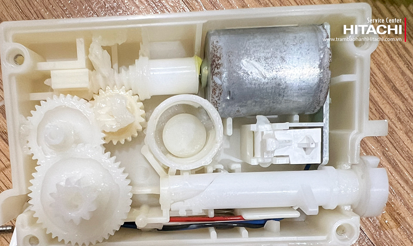 Tủ lạnh Hitachi không bơm nước làm đá: 5 bước khắc phục 8 Lỗi nghiêm trọng, hãy liên hệ Trung tâm bảo hành ngay!