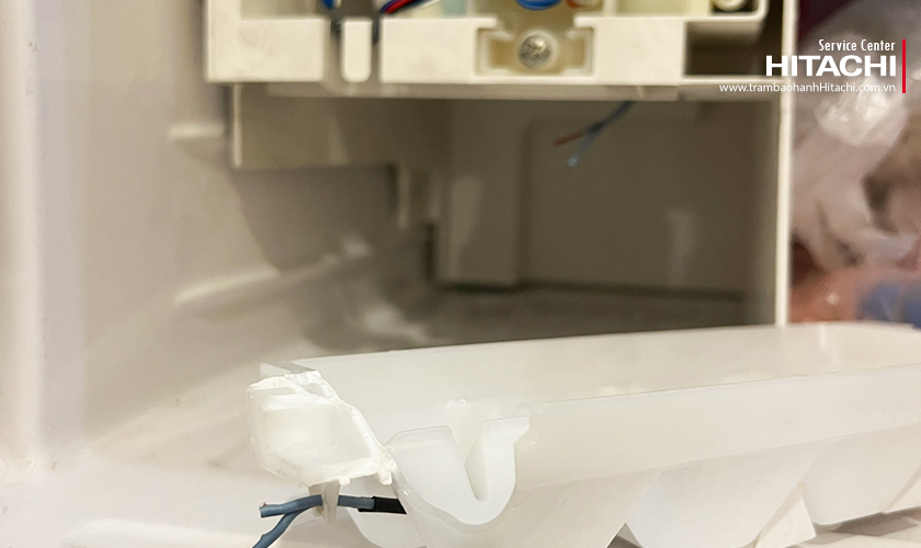 Tủ lạnh Hitachi không bơm nước làm đá: 5 bước khắc phục 6 Nhận biết tình trạng tủ lạnh Hitachi không bơm nước làm đá